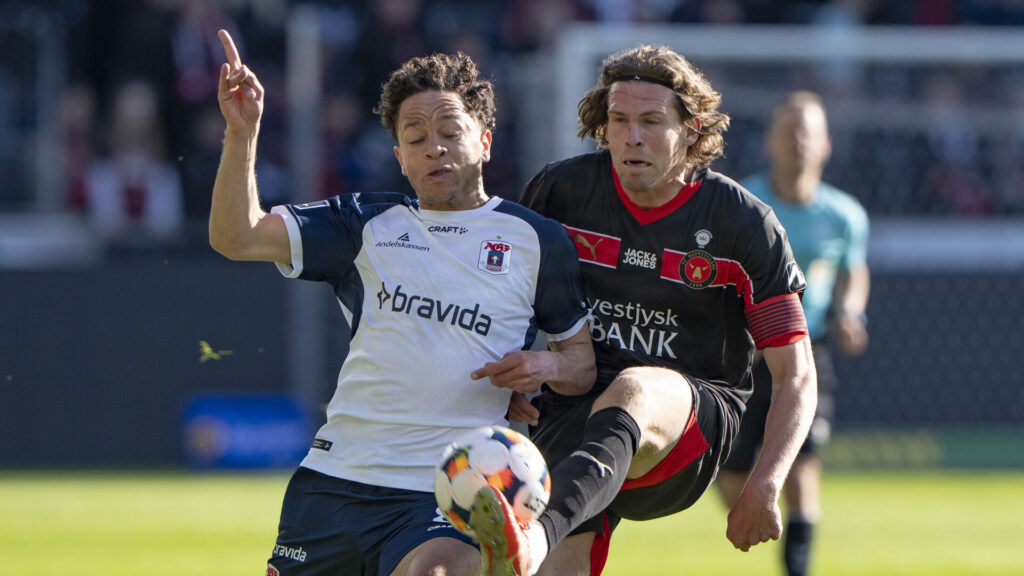 Mikael Anderson i aktion for AGF mod FC Midtjylland.