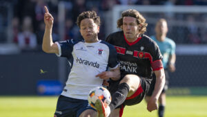 Mikael Anderson i aktion for AGF mod FC Midtjylland.