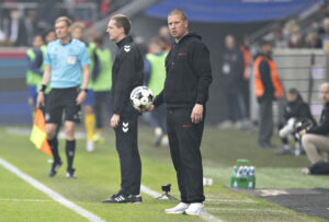 Mike Tullberg på sidelinjen med en bold i hånden.
