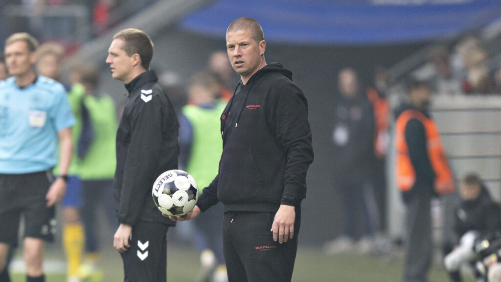 Mike Tullberg på sidelinjen for FC Midtjylland