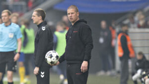 Mike Tullberg på sidelinjen for FC Midtjylland