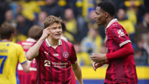 Victor Bak kigger på Ousmane Diao