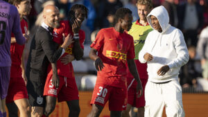 Issaka Seidu taler med nogle holdkammerater