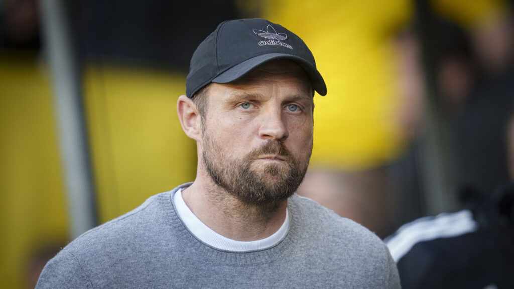 FC Københavns Bo Svensson foran en gul baggrund