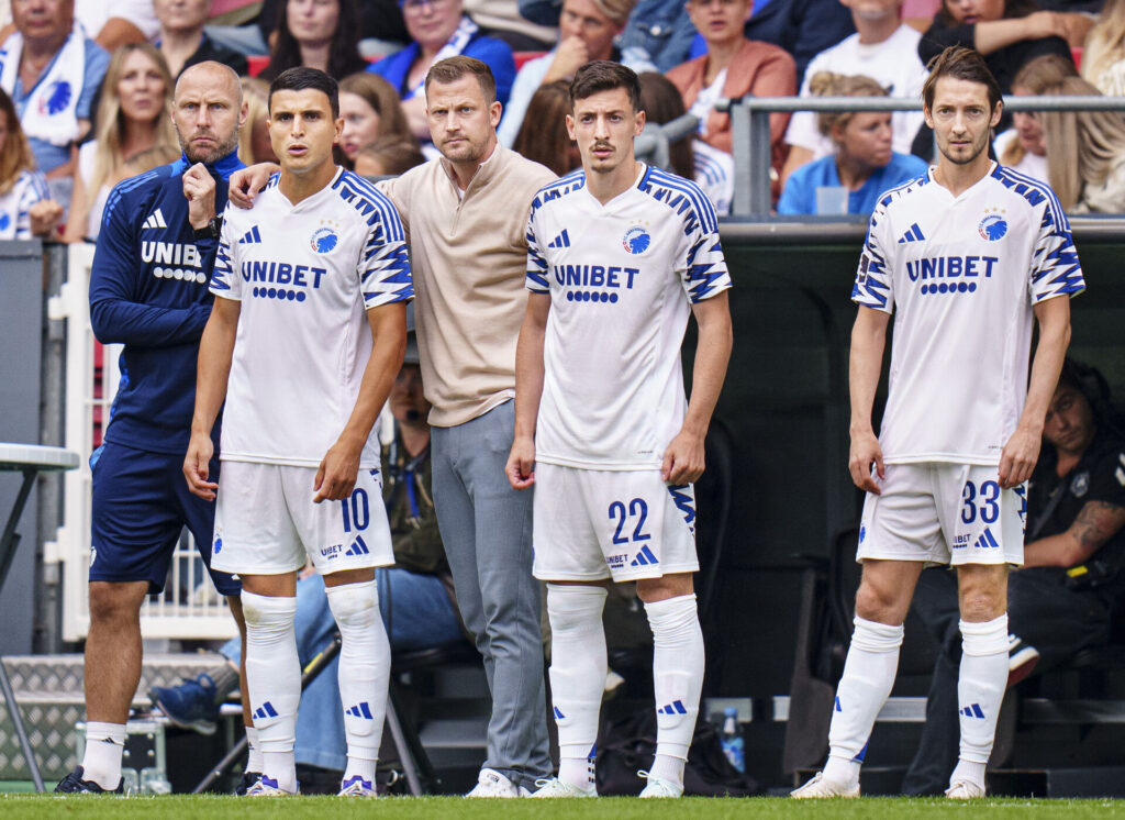FCKs Cheftræner Jacob Neestrup og målmandstræner Kim Christensen med indskiftere Mohamed Elyounoussi, Giorgi Gocholeishvili og Rasmus Falk