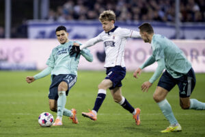 Sebastian Jørgensen i duel med Mohamed Elyounoussi.