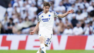 Oliver Højer sparker til bolden.