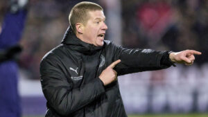 Mike Tullberg peger med sine fingre.