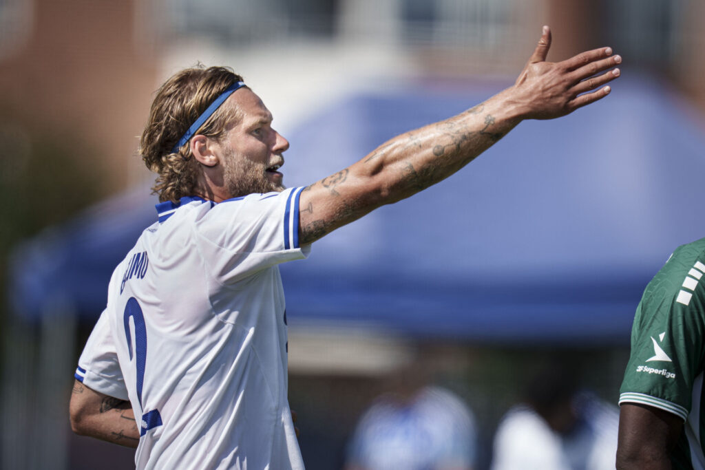 Felix Beijmo gestikulerer under FCK's kamp mod Lyngby Boldklub.