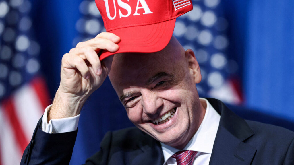 FIFA-præsident Gianni Infantino med en rød hat