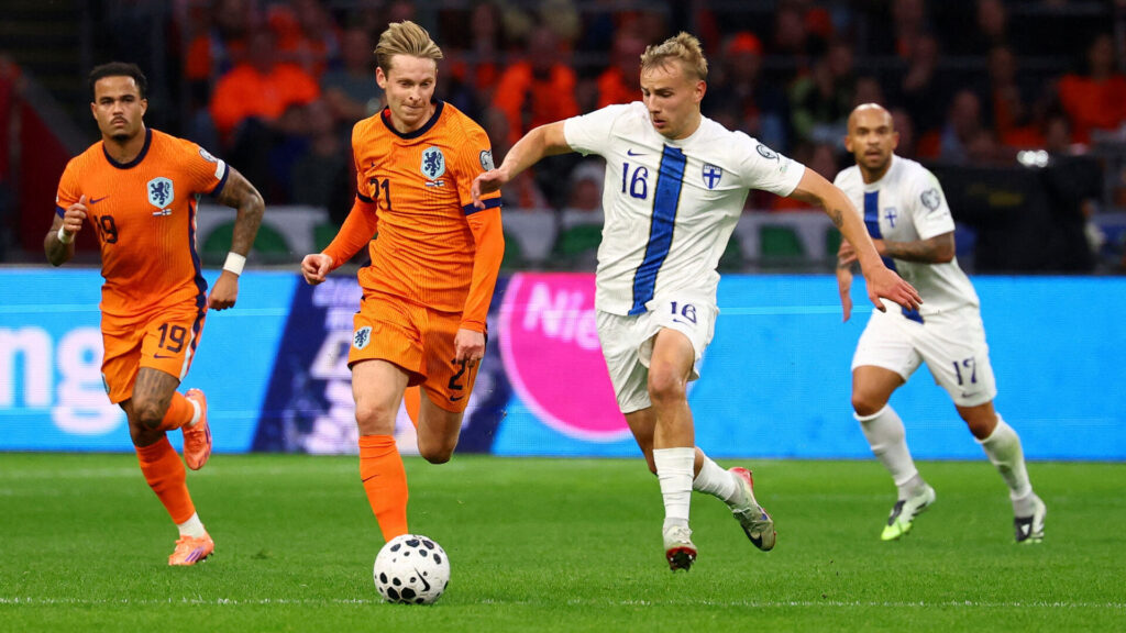 Topi Keskinen i en duel med Frenkie de Jong