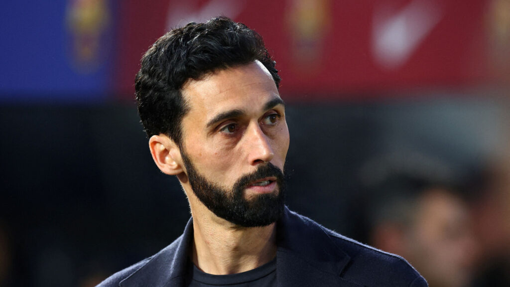 Alvaro Arbeloa kigger til venstre