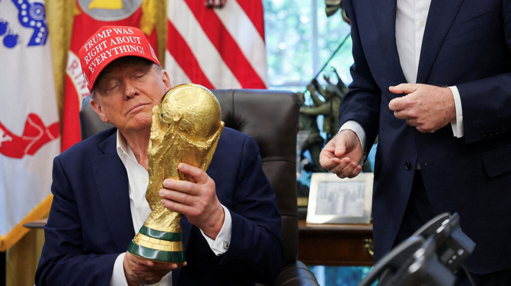 Donald Trump holder VM-trofæet