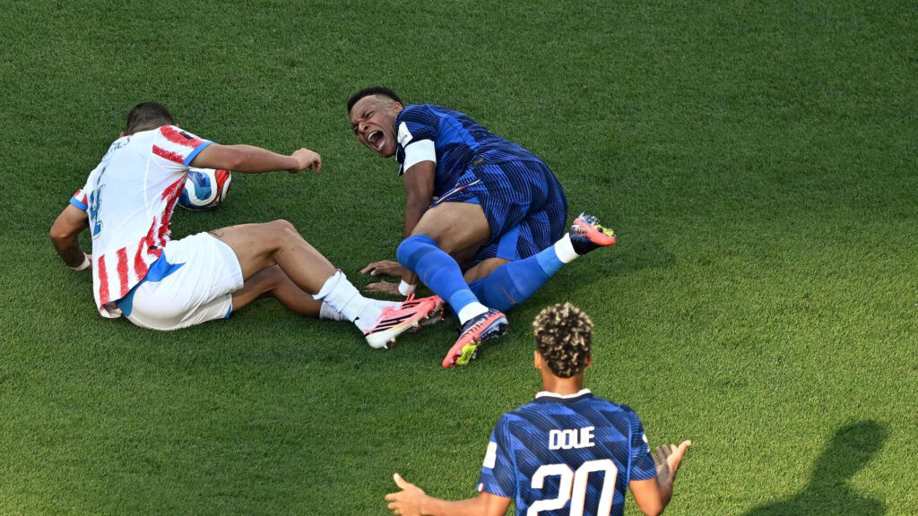 Kylian Mbappé ligger i smerter på græsset
