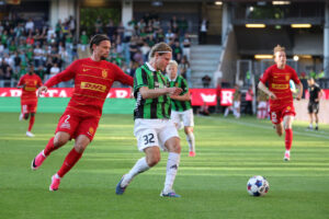 Peter Ankersen i duel med en Gais-spiller.