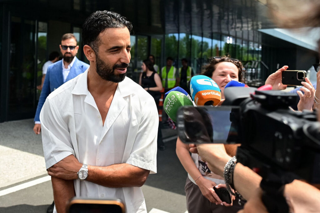 Ruben Amorim møder pressen i Milano lufthavn den 6. juli 2026