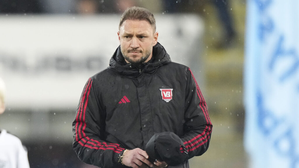 Ivan Prelec iført en Vejle Boldklub-jakke