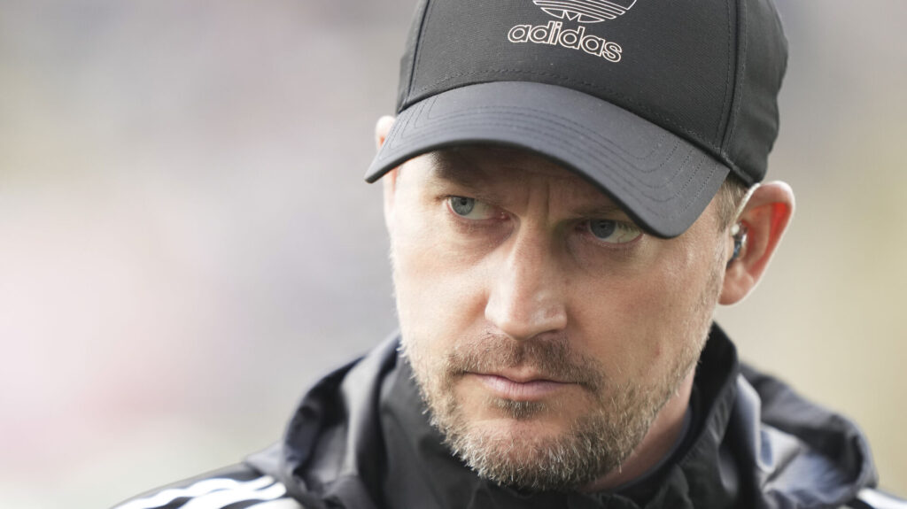 Jacob Neestrup bærer en kasket