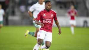 Jonathan Amon løber med bolden.