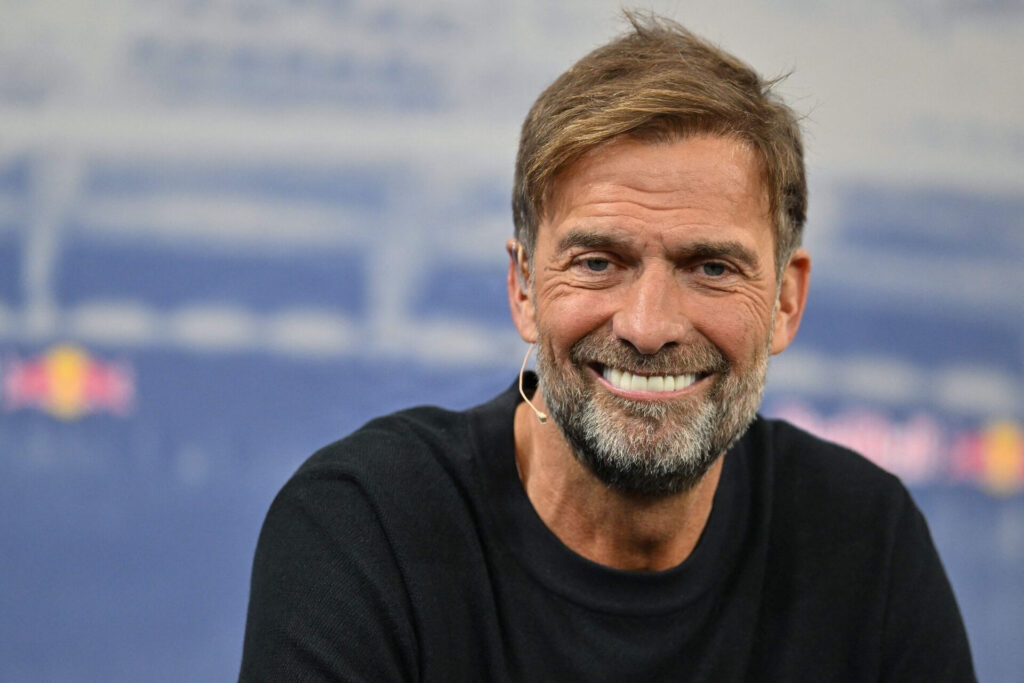 Jürgen Klopp smiler under sin præsentation hos RB Salzburg den 14. januar 2025.