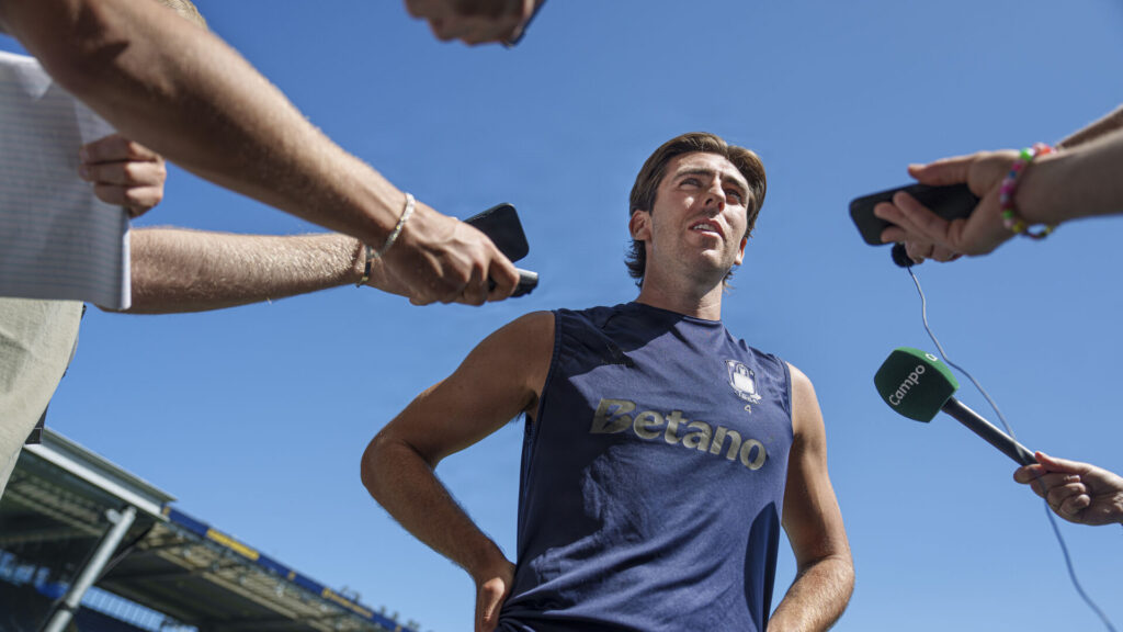 Brøndbys Luis Binks bliver interviewet
