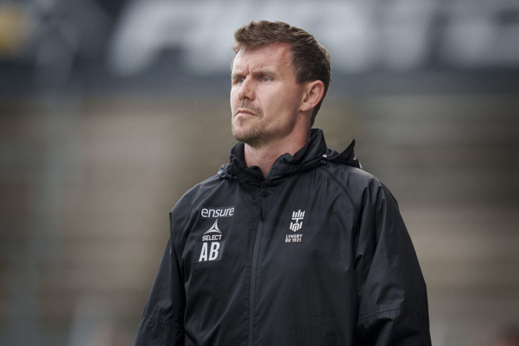 Lyngbys cheftræner Andreas Bjelland de kigger under kampen mellem Lyngby og Hillerød