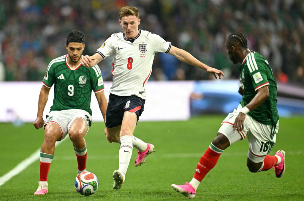 Elliot Anderson i kamp for England.