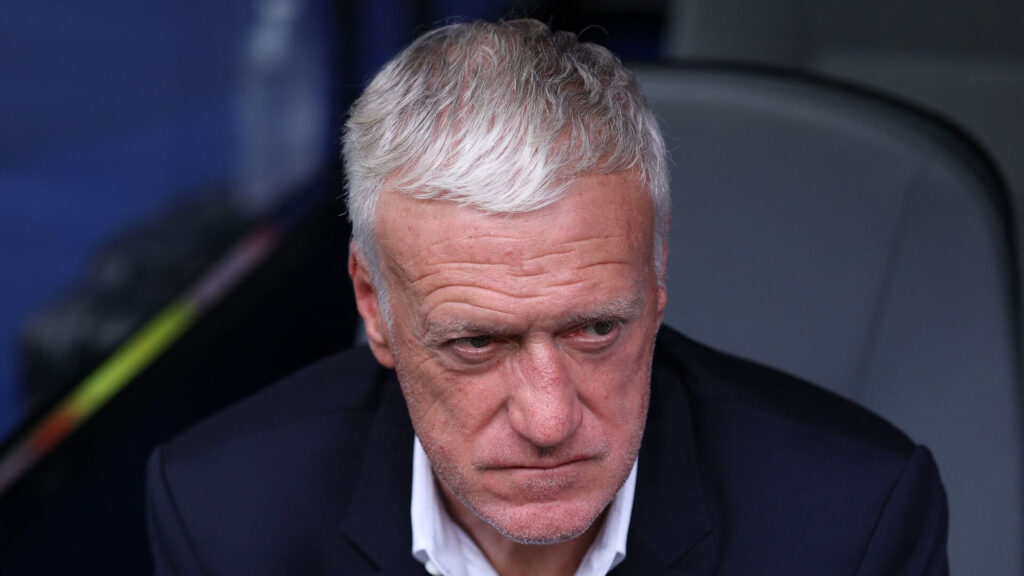 Didier Deschamps ser utilfreds ud.