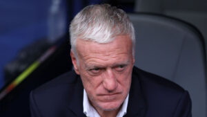 Didier Deschamps ser utilfreds ud.