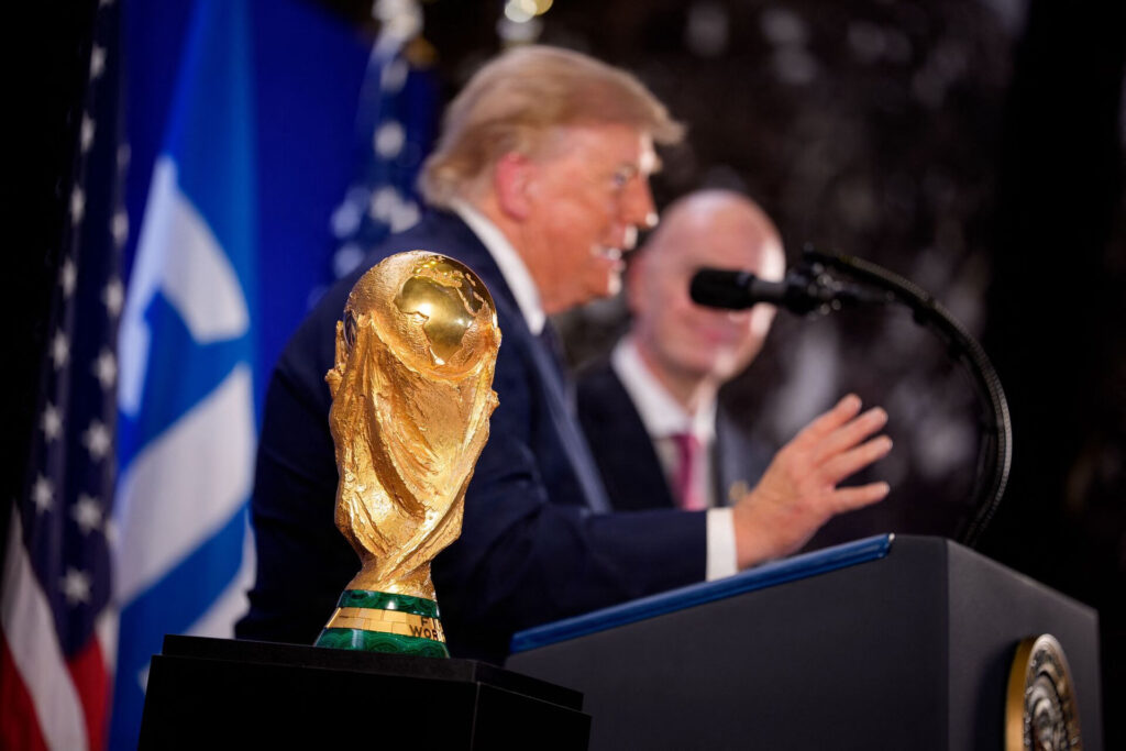 VM-trofæ foran Donald Trump og Infantino