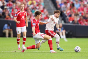 Harvey Elliott i kamp for Liverpool.