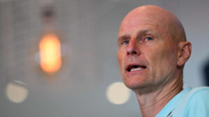Ståle Solbakken besvarer spørgsmål på et pressemøde