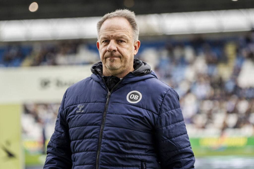 OB-træner Alexander Zornigerpå vej til pause i kampen mellem OB og Randers