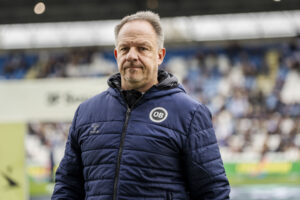 OB-træner Alexander Zornigerpå vej til pause i kampen mellem OB og Randers