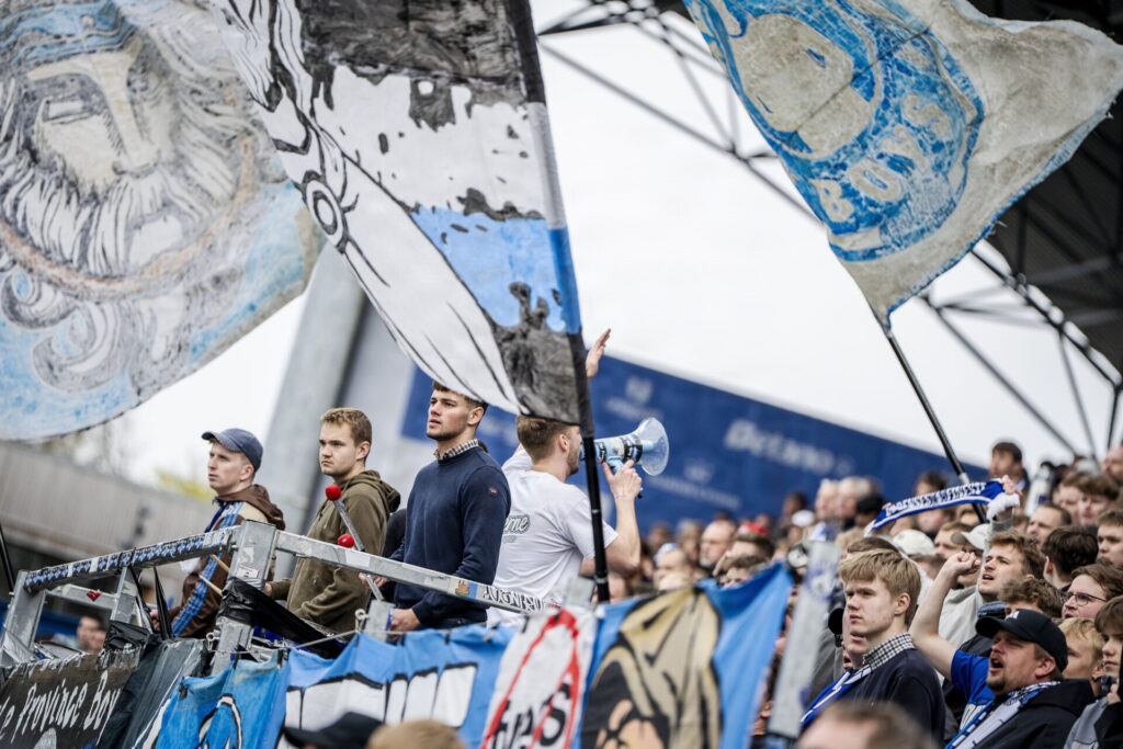 OB-fans med flag.
