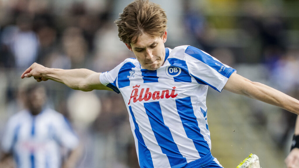 Max Ejdum sparker til bolden med fuld power.