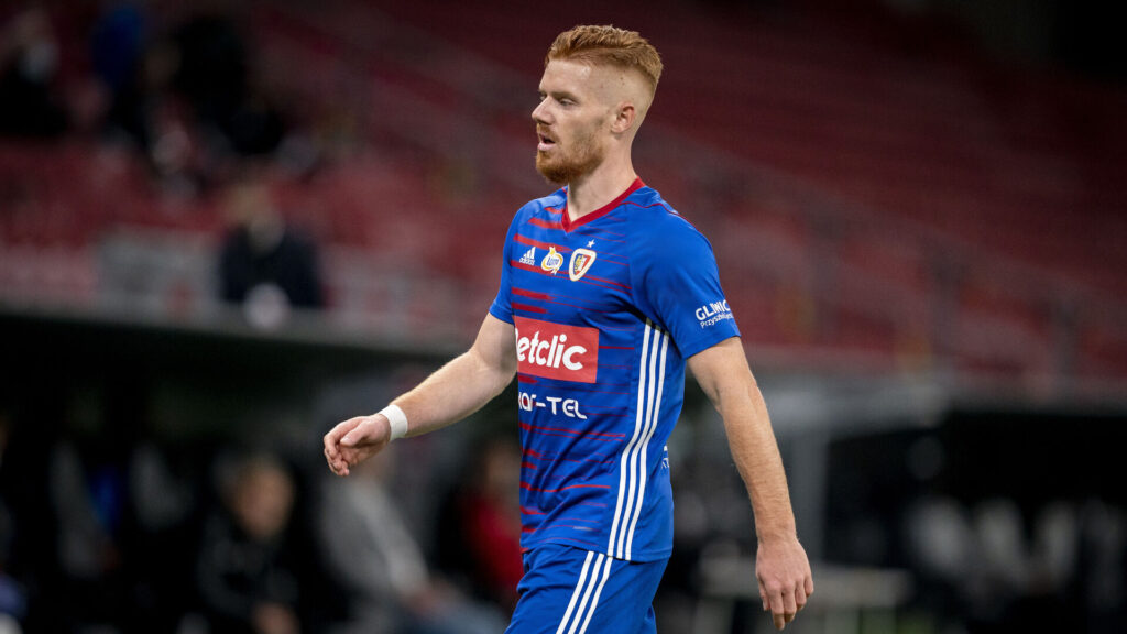 Mikkel Kirkeskov iklædt en blå kamptrøje.