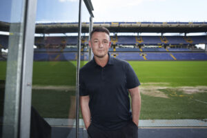 Thomas Nørgaard står og læner sig op ad en dør.