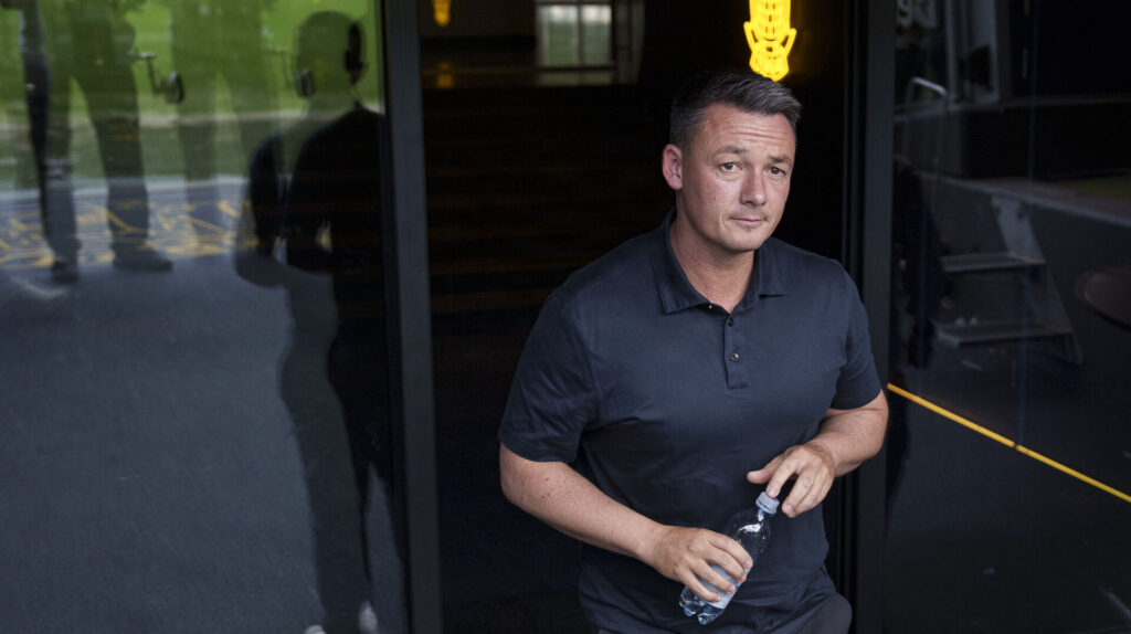 Thomas Nørgaard står i spillertunellen.