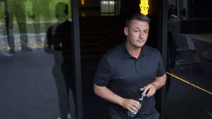 Thomas Nørgaard står i spillertunellen.