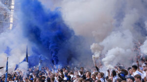 FCK-fansene affyrer røgbomber.