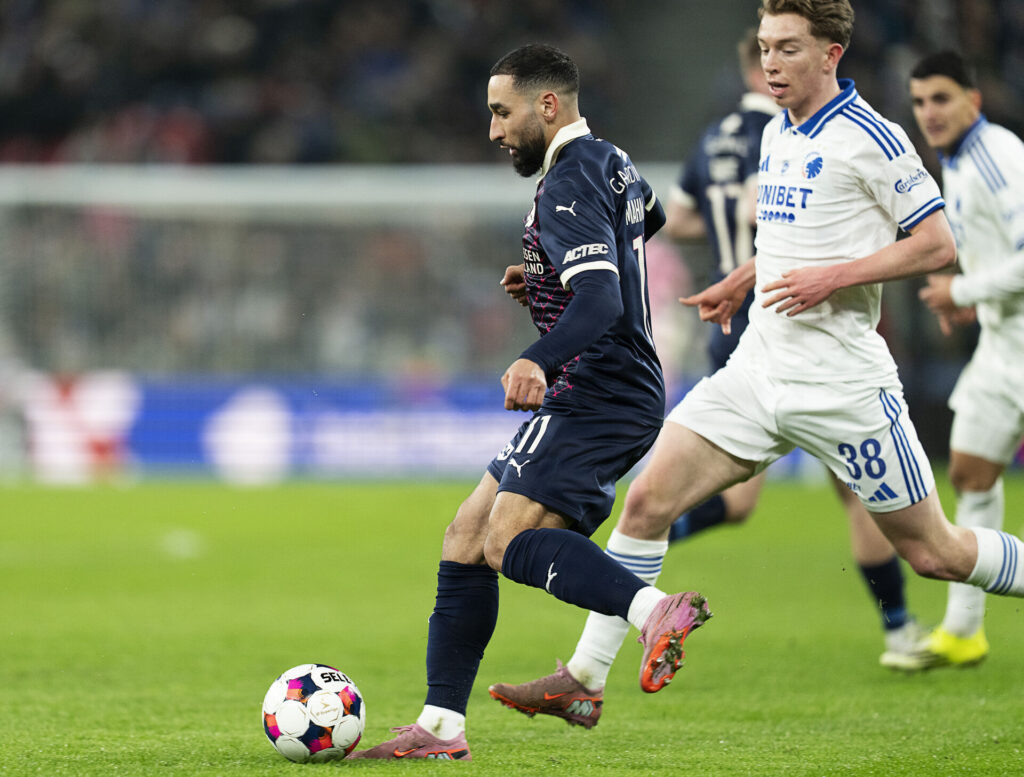Oliver Højer i duel for FCK mod Randers FC's Elies Mahmoud den 1. marts 2026.