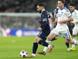 Oliver Højer i duel for FCK mod Randers FC's Elies Mahmoud den 1. marts 2026.