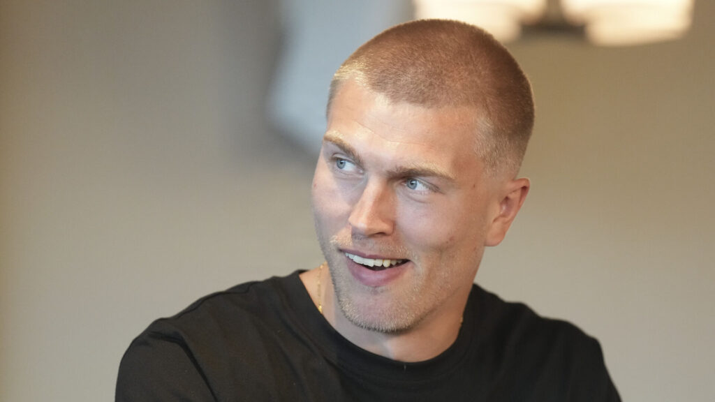 Rasmus Nissen Kristensen på et pressemøde