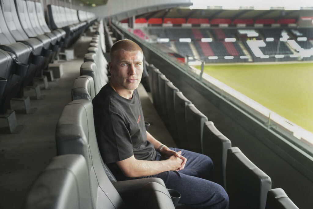 Rasmus Nissen Kristensen sidder ned og glor.