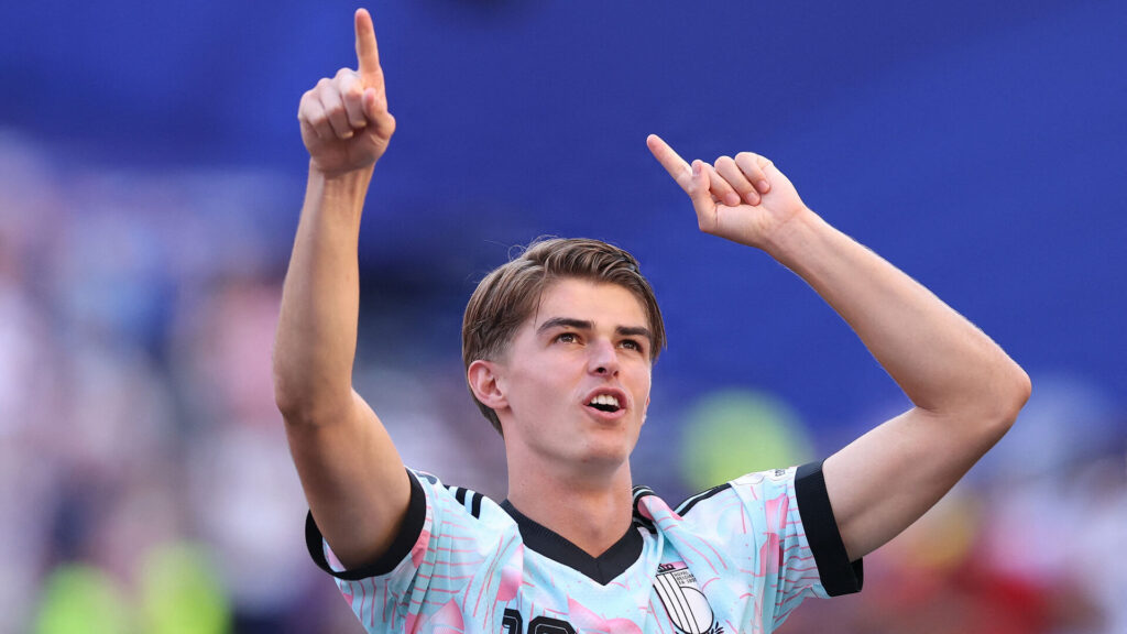Charles De Ketelaere fejrer en scoring for Belgien