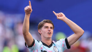 Charles De Ketelaere fejrer en scoring for Belgien