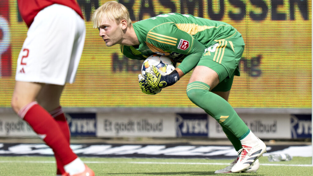Aske Andresen holder bolden.