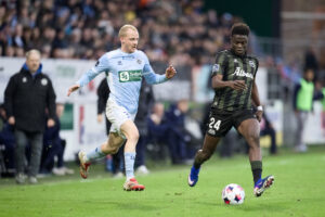 OB's Yaya Bojang i kamp mod Simon Wæver.