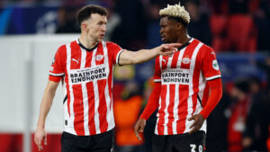 Ivan Perisic og Adamo Nagalo snakker sammen.